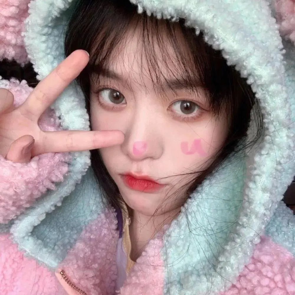 随盲柳入眠的女人